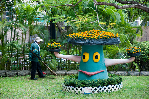 Plant tree and gardener in Kowloon Park