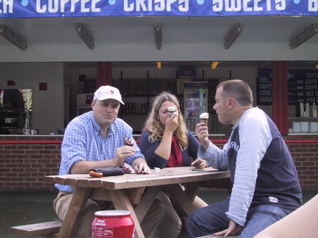 Duncan, Jeremy and Kirsty eat ice cream