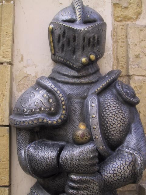A close up on the suit of armour